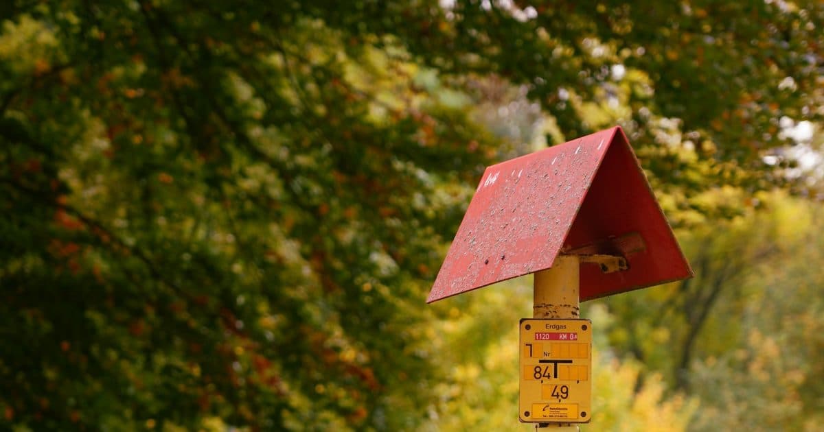 Poste de señalización de una conducción de gas enterrada