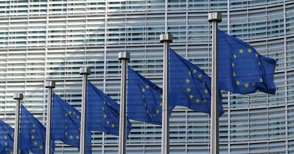Fila de banderas de la Unión Europea ante la sede de la Comisión Europea, en Bruselas