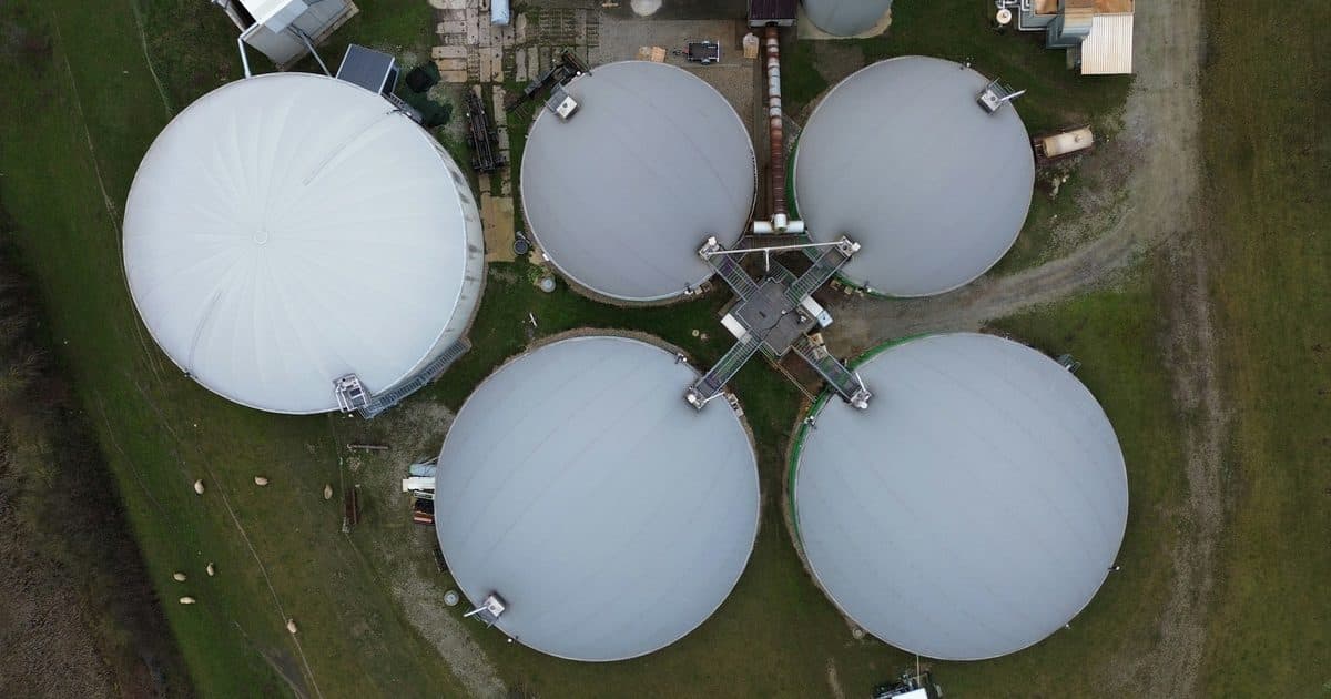 Vista aérea de una planta de biogás con cuatro digestores en Grasleben (Alemania)