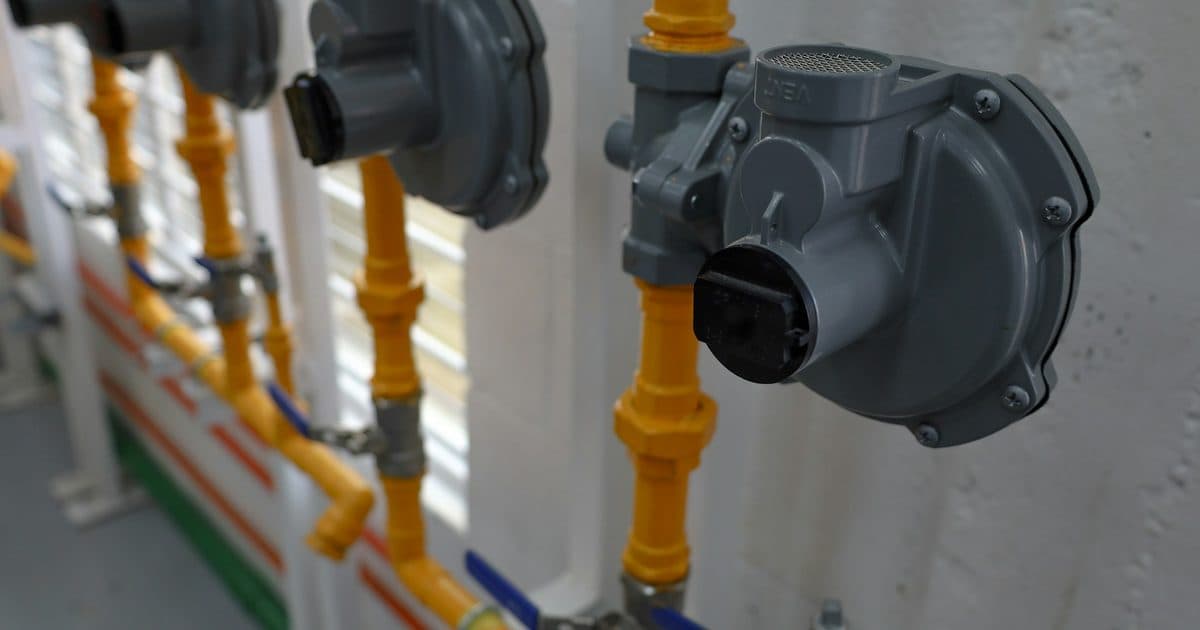 Reguladores de presión montados sobre tuberías de gas pintadas de amarillo