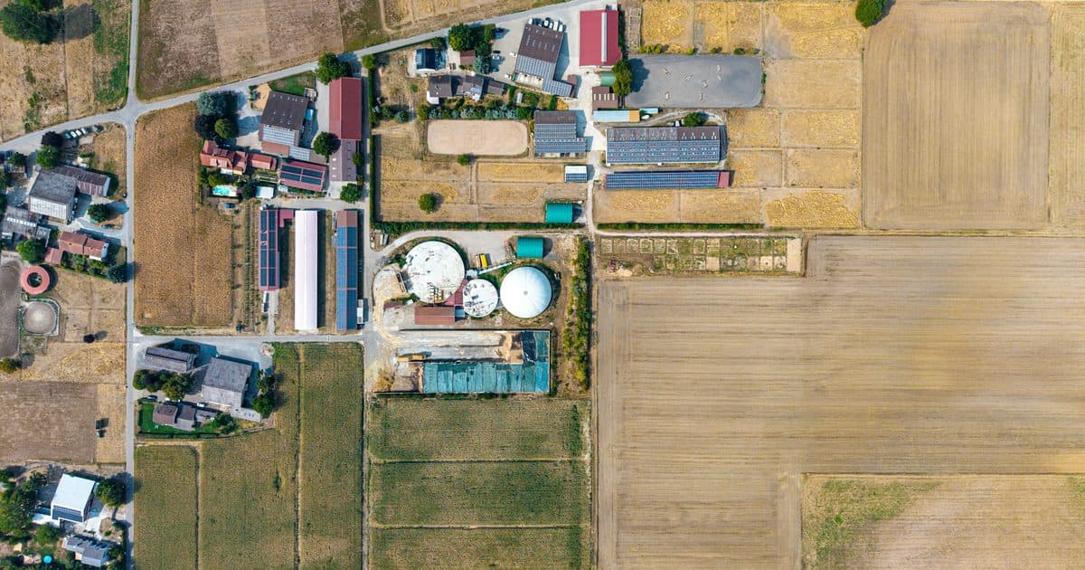 Vista aérea de una explotación agraria con una planta de biogás y sus digestores